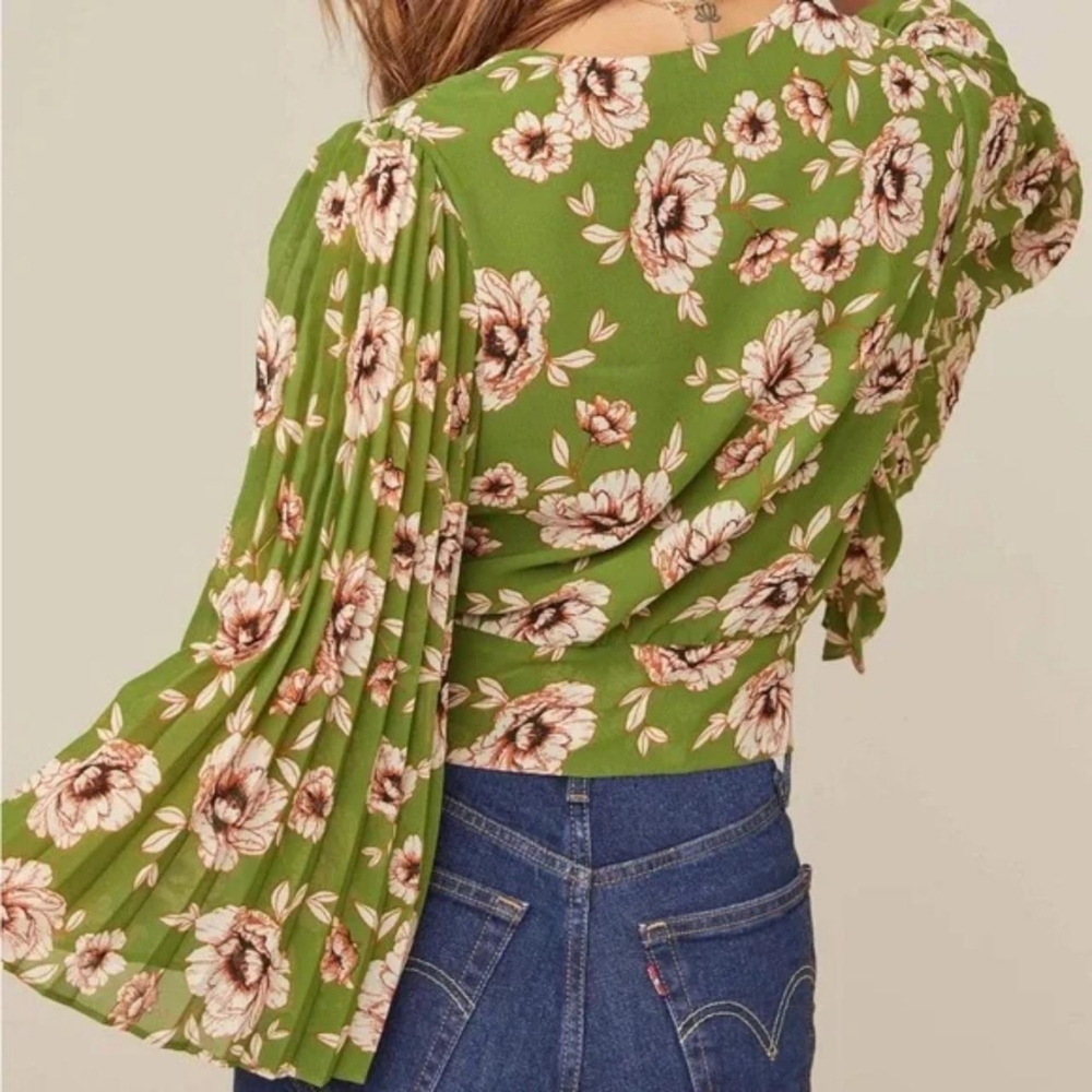 ASTR THE LABEL Green Floral Pleated Sleeve Wrap Blouse. Size Medium. - Picture 7 of 10